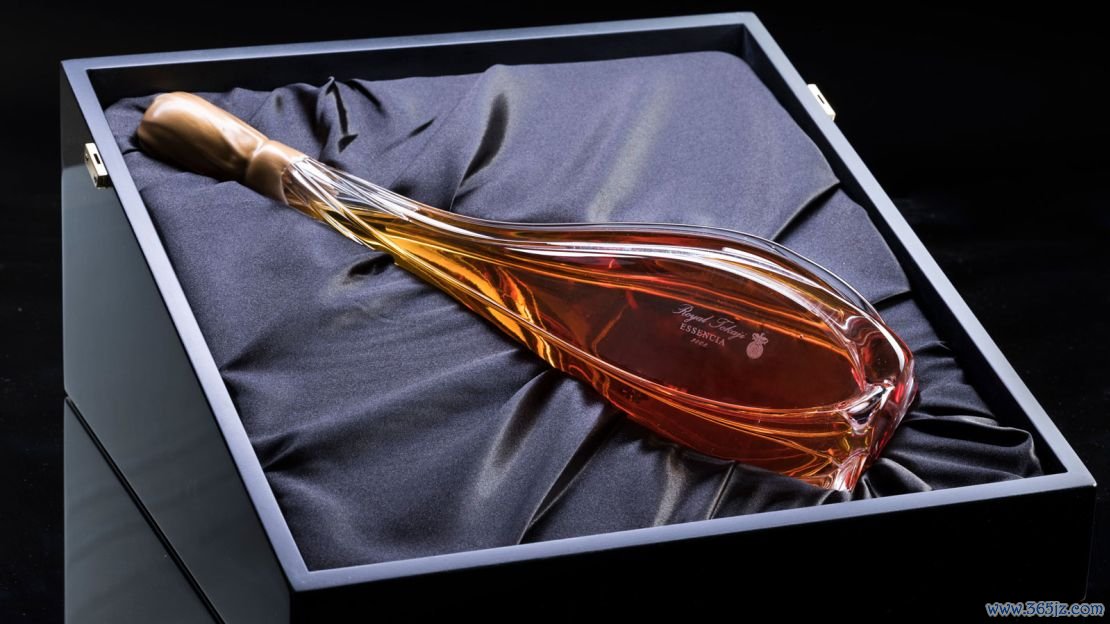 A special permit from the Hungarian government was required to bottle Essencia 2018 in 1.5 liter decanters.