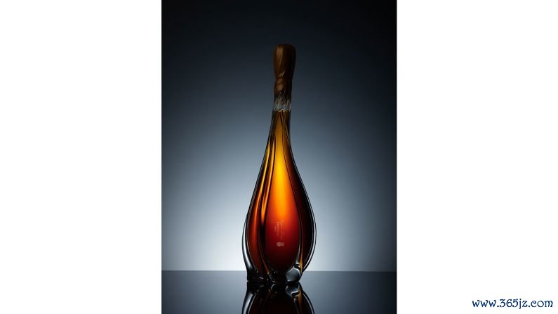 Unique product: The design of the Essencia 2018 decanter was apparently inspired by the wine "slowly dripping from the individually picked aszu berries."