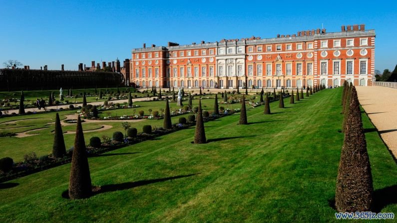 Hampton Court Palace: Henry VIII's preferred royal residence is popular with visitors thanks to its spectacular gardens and its famous maze, designed by George London and Henry Wise.