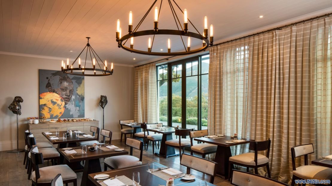 Le chêne provides superb views of South Africa's Franschhoek Valley.